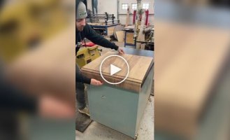 Шкаф из дерева с «гибкими» дверцами