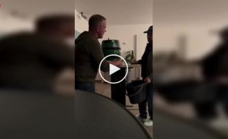 Когда открытие идет не по плану: мужчина вбил кран прямо в пивную бочку