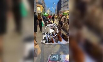 Богатый ассортимент товаров у уличных торговцев во Франции