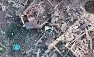 A kamikaze drone spotted a disguised occupier among a pile of scrap and ruins