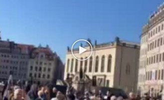 Понаехавшие в Германию россияне вышли на акцию протеста против приема беженцев из Украины