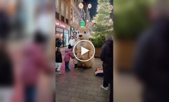 Двозначна деталь у костюмі кенгуру