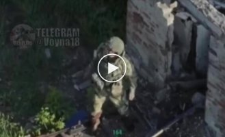 Российский военный агрессивно жестикулирует, увидев дрон, и получает смертельный удар беспилотником в голову