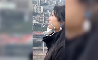 В Чунцине туристы «едят поезд»: новая фототрадиция покоряет соцсети