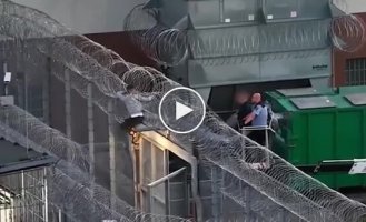 Мужчина застрял в колючей проволоке при попытке побега из тюрьмы