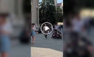 Скейтбордист пожалел, что надел широкие штаны