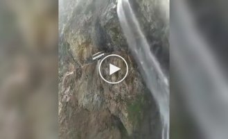 Самая опасная работа в мире: как работает водитель автобуса на экстремальных дорогах