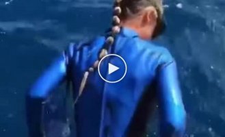Snorkeling lover almost became the prey of a shark