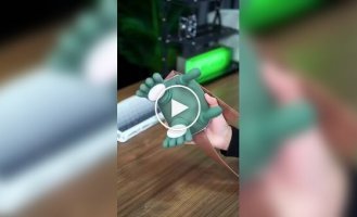 Китайцы сделали массажер для шеи с лапками