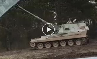 UK-supplied 155mm AS-90 self-propelled howitzer in Ukrainian forests