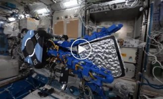 An octopus robot for cleaning. Orbits of debris