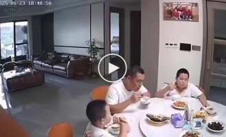 Мальчик из Китая выбежал из убежища во время землетрясения, чтобы доесть ужин