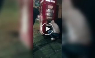 Хотів замовити кебаб — застряг у телефонній будці