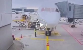 Самолет рухнул на землю из-за поломки шасси