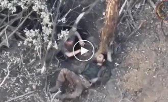 A Russian does not let his three-hundredth into shelter, hits it, pushes it away and threatens it with a machine gun