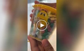 В магазине M&M's в Нью-Йорке можно сделать конфеты со своим лицом &M, Видео, Нью-Йорк, забавно, идея, конфеты, конфеты с лицом