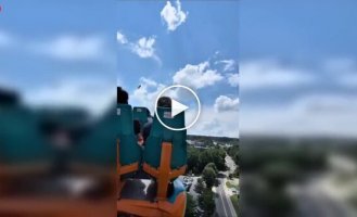 Посетитель поймал чужой кроссовок прямо во время поездки на американских горках
