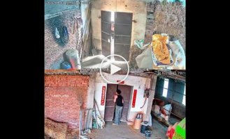 В попытке достать ключ мужчина и его отец застряли в дверном проеме