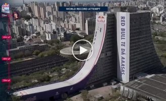 50-летний скейтер съехал по гигантской рампе, построенной на 22-этажном здании