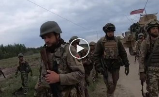 Украинские военные тренируются на тяжелых машинах Wolfhound, поставленных Великобританией