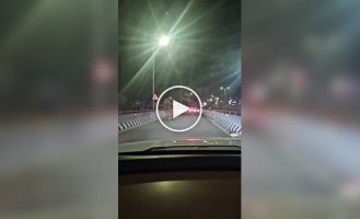 Выпивший мужчина решил прокатиться верхом на верблюде