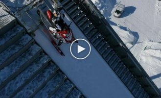 Высокий прыжок на снегомобиле