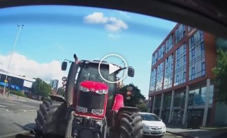 Гонщик на тракторі