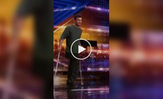 A guy without a leg showed how to enjoy life at a talent show