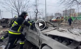 Видео ликвидации последствий вражеских обстрелов жилого дома в Оболонском районе Киева