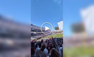 Падение парашютиста на стадион в США попало на видео