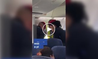 Проклятый эгоист: мужчину с лишним весом силой выбросили из самолета, чтобы наконец взлететь