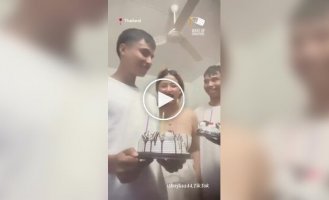 Тайка одновременно встречается с братьями-близнецами