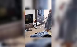Don’t turn your back on the cat