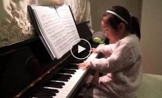 Крохотная девочка играет на пианино не хуже взрослых музыкантов