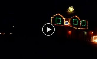 Классная рождественская иллюминация дома под дабстеп