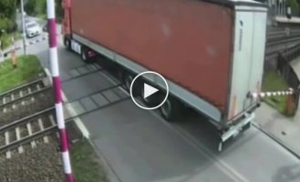 Поезд протаранил грузовик на железнодорожном переезде в Гданьске