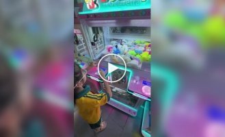 Девочка обманула игровой автомат