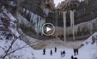 В Эстонии на туристов обрушился замерзший водопад