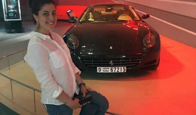 Сестер задержали при попытке купить Ferrari на украденные деньги (10 фото)