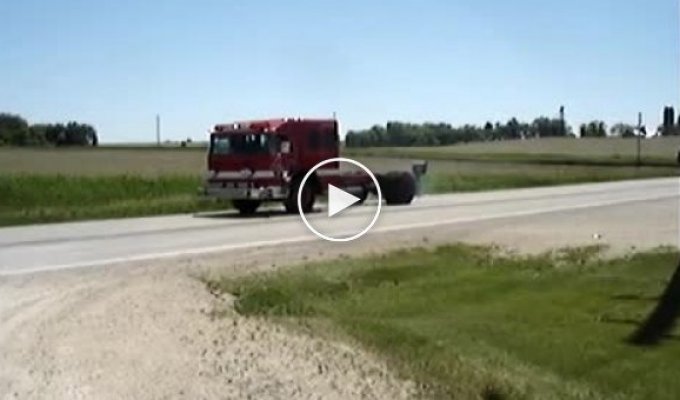 Пожарная машина отжигает колеса