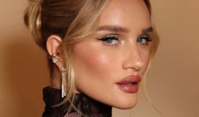 Photo of Rosie Huntington-Whiteley, who surprised with acne and uneven skin (4 photos)