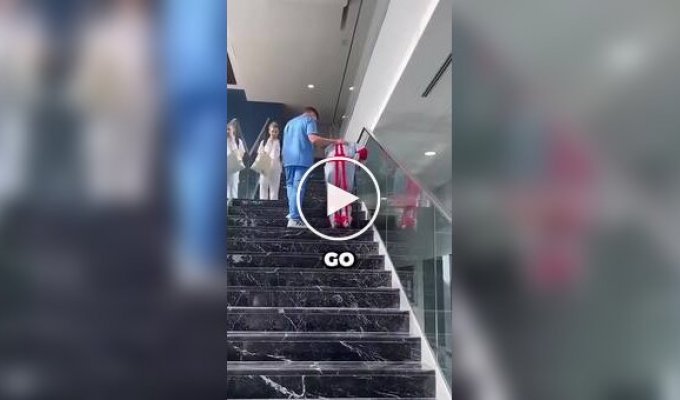 В Японии медсестер обучают эмпатии с помощью костюмов