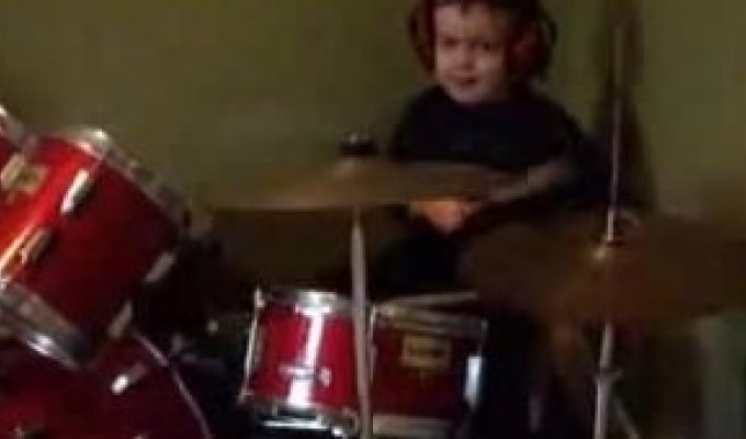 4-х летний ребенок играет на барабанах, красиво