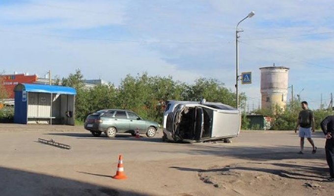 В Воркуте водитель без прав протаранил автомобиль в котором ехала семья (2 фото + 1 видео)