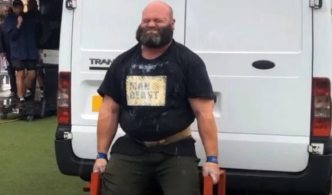 British strongman lifted a van and lost an insurance payment (4 photos + 1 video)