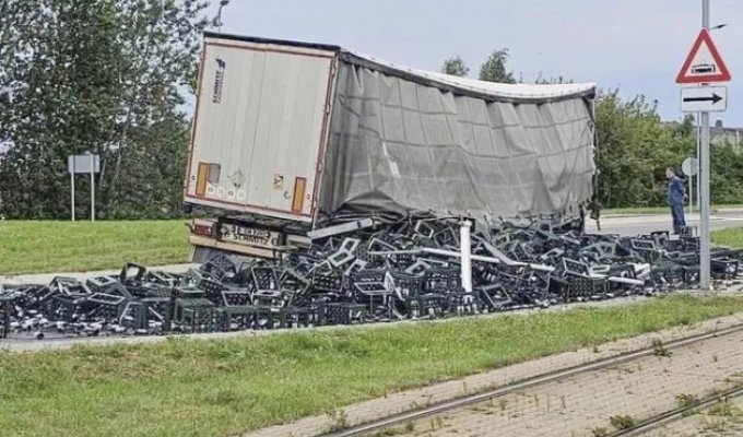 Locals Hauled Away Cartloads of Bottles—Only to Face Disappointment at Home (2 photos)