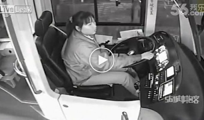 Водитель автобуса спасла пассажиров перед потерей сознания от травмы