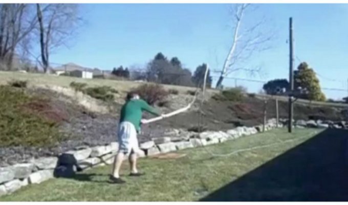 «Физика — 4, Брайан — 0»: Блогер с синдромом Аспергера пытается освоить гигантский 24-метровый кнут (1 фото + 8 видео)