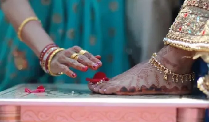 Why do Indians touch old people's feet (4 photos)