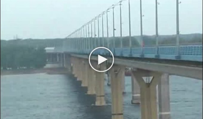 Шатающий мост, и причина того, что он шатается (2 ролика)